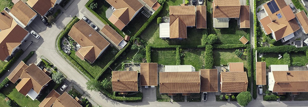 Bird&#039;s eye view of houses across a street.